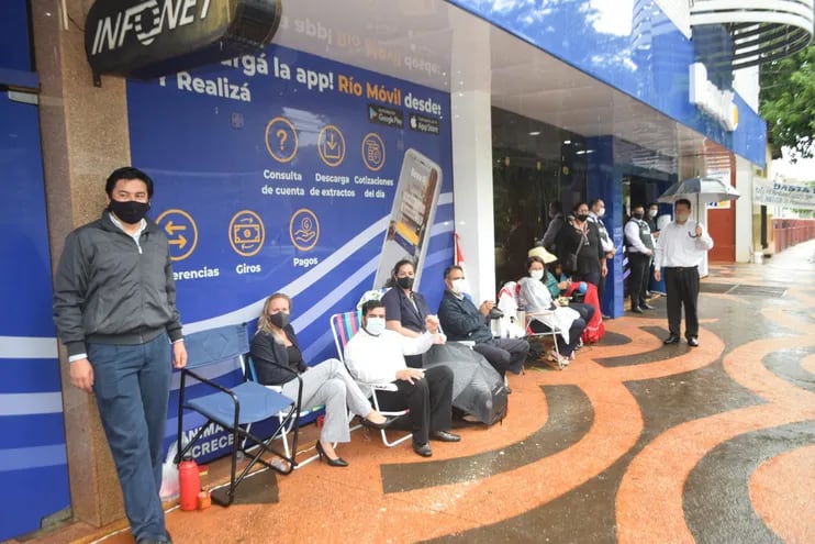 Trabajadores despedidos de la sucursal Encarnación de Banco Río llevan tres semanas de protesta por su reincorporación.