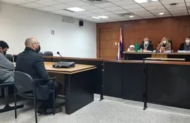 Rodolfo Duarte López (campera gris) condenado a 2 años y tres meses de cárcel por el caso Ivesur.