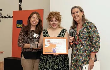 Jazmín Coronel Bejarano (c), ganadora del segundo puesto de la categoría internacional, junto a Norma Prantte, de Itaú, y la escritora Susana Gertopán.