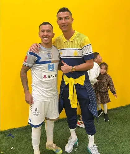 Kaku Romero posando con Cristiano Ronaldo al finalizar el encuentro. El paraguayo intercambió camiseta con el astro portugués, a quien considera "uno de los mejores del mundo".
