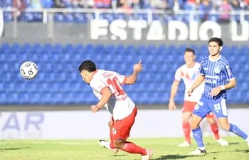 Cabezazo de Cecilio Domínguez para el gol de Cerro Porteño ante Sol de América.