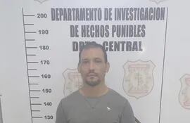 Cristhian Bernardo Florentín Martínez, conocido por su participación en numerosos asaltos, fue capturado esta tarde en Luque, al ser vinculado como responsable de al menos cuatro golpes perpetrados en los últimos días.