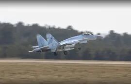 Un avión de combate ruso Su-27 toma vuelo durante una operación militar en la región ucraniana del Donbás.