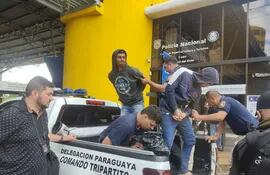 Los delincuentes fueron llevados en una patrullera hasta el lado brasileño.
