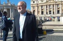 El nuevo cardenal Cristóbal López Romero de 65 años en la entrada de la sede del Vaticano.