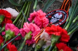St. Petersburg (Russian Federation), 24/08/2023.- Flowers and a patch with the logo of PMC Wagner laid at an informal memorial next to the former 'PMC Wagner Centre' in St. Petersburg, Russia, 24 August 2023. An investigation was launched into the crash of an aircraft in the Tver region in Russia on 23 August 2023, the Russian Federal Air Transport Agency said in a statement. Among the passengers was Wagner chief Yevgeny Prigozhin, the agency reported. (Rusia, San Petersburgo) EFE/EPA/ANTON MATROSOV

