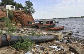 uno-de-los-canos-de-aguas-residuales-de-asuncion-que-terminan-en-el-rio-paraguay--211329000000-1800433.jpg