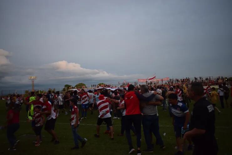Simpatizantes del “Potro” invadieron el campo del Municipal de Carapeguá, para festejar. (Foto, Emilce Ramírez, corresponsal).