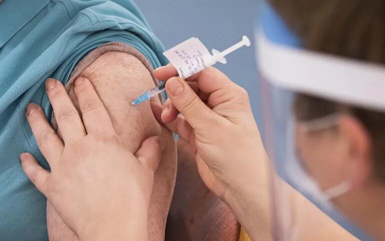 Una persona es vacunada contra la covid-19 en Oslo.