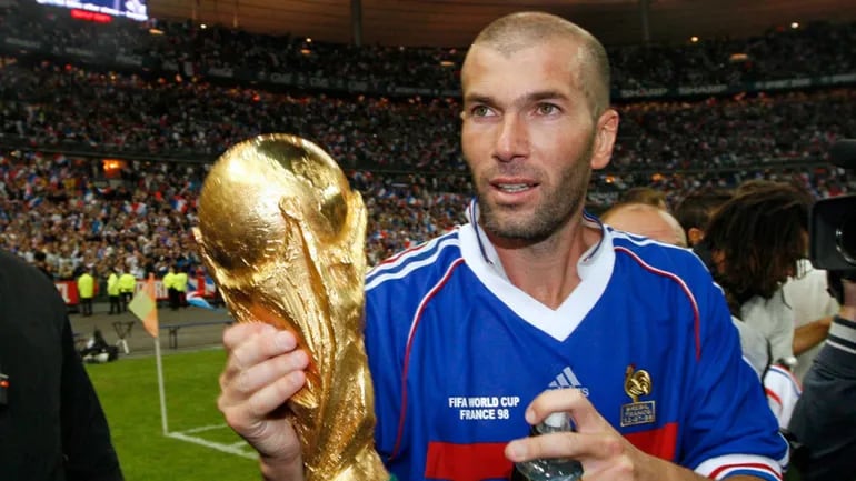 Zinedine Zidane con el trofeo de la Copa del Mundo FIFA que conquistó en 1998.
