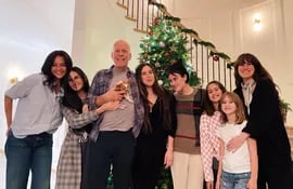 Familia completa. Bruce Willis con la mascota Pilaf en sus brazos, rodeado de Demi Moore, Emma Heming y sus hijas: Rumer, Scout, Tallulah, Evelyn y Mabel.