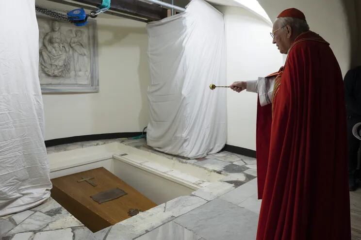 El féretro con los restos mortales del papa emérito Benedicto XVI ha sido enterrado este jueves en la cripta de los papas bajo la basílica de San Pedro.