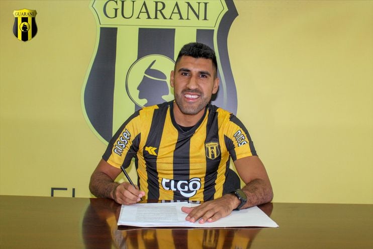Angel Benítez firmando la extensión de su contrato con Guaraní