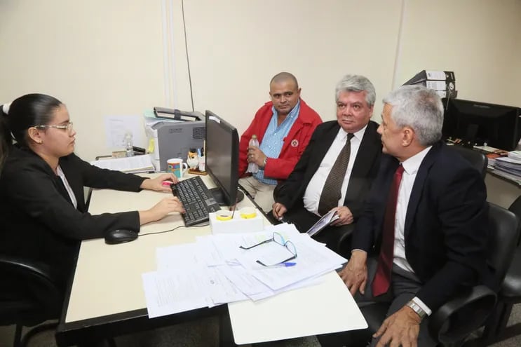 El intendente Hilario Adorno (campera roja) durante su audiencia preliminar ayer  en Asunción.