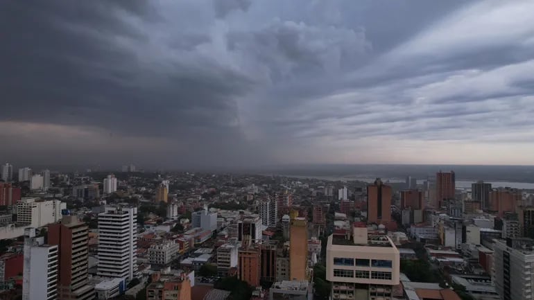 El cielo nublado sobre Asunción