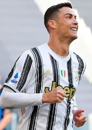 Cristiano Ronaldo, 36 años, suma 777 goles en su carrera.