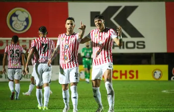 Los jugadores del Sportivo San Lorenzo celebran un gol en el partido frente a Pastoreo por la tercera fecha de la División Intermedia 2024 en el estadio Gunther Vogel, en San Lorenzo, Paraguay.
