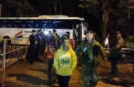 Los detenidos en Itakyry llegando a la Dirección de Policía del Alto Paraná.