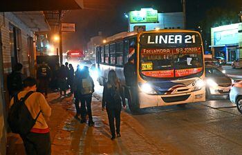 Los usuarios del transporte público pueden denunciar la excesiva demora de los buses que prestan servicios en el Área Metropolitana. El Viceministerio de Transporte promete investigar todos los casos.