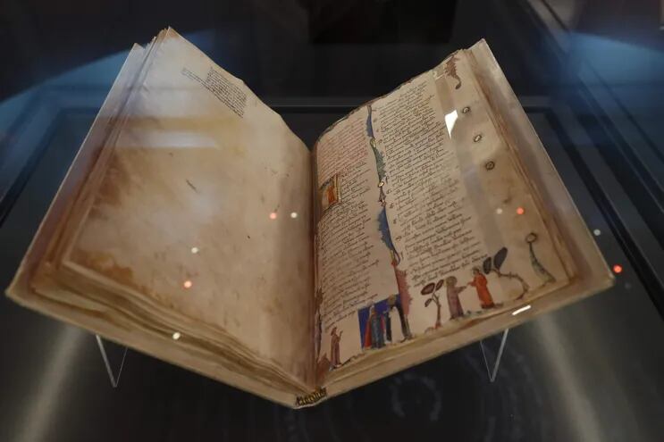 Detalle del manuscrito expuesto más antiguo, que data de la segunda mitad del siglo XIV, y que forma parte de la exposición "Dante Alighieri en la BNE: 700 años entre infierno y paraíso" presentada este miércoles en la Biblioteca Nacional, en Madrid.