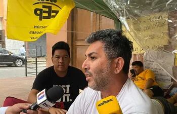 Silvio Piris, representante de la Federación de Educadores del Paraguay. El maestro es uno de los que se encuentran en huelga de hambre para exigir aumento del 16% desde este mes.