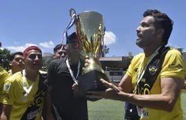 Deportivo Recoleta, campeón de la Primera B. Luis Antonio Vidal  sostiene el trofeo. Su hijo,  Rocco Sebastián, espera su turno.