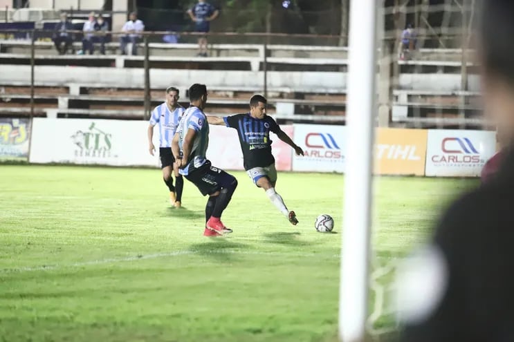 Jorge González, del 12 de Octubre, se dispone a disparar a portería en el partido contra Guaireña.