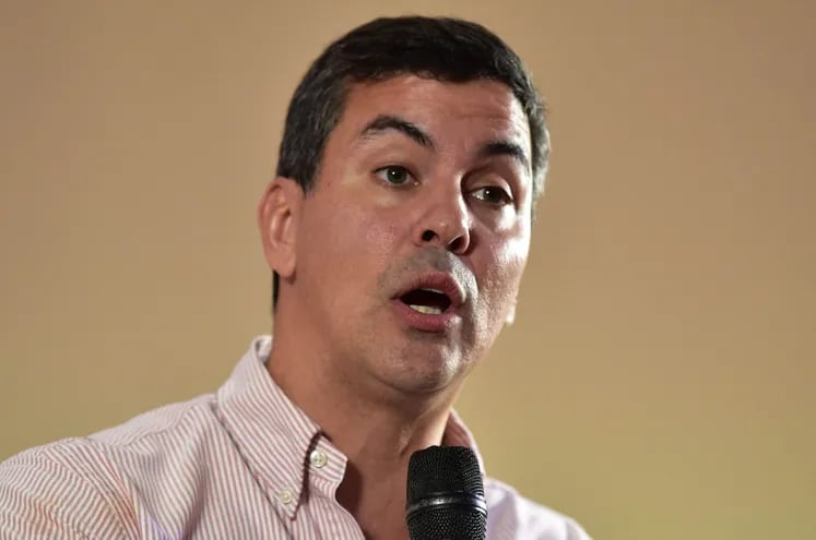 Santiago Peña, candidato a presidente por el Partido Colorado, en las elecciones del 30 de abril.
