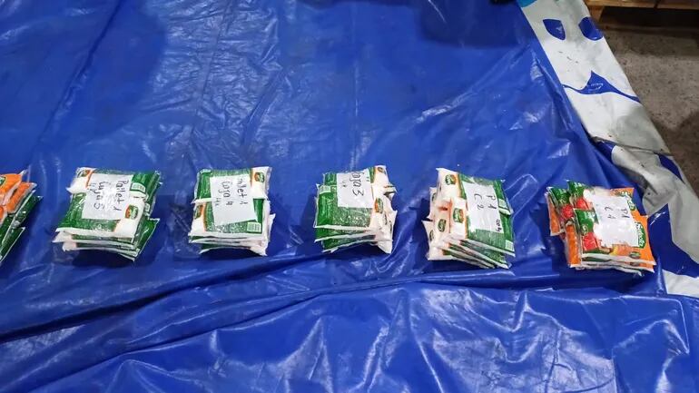 Paquetes con cocaína que fueron hallados ocultos en un cargamento de harina de maíz y almidón en el Aeropuerto Internacional Silvio Pettirossi.