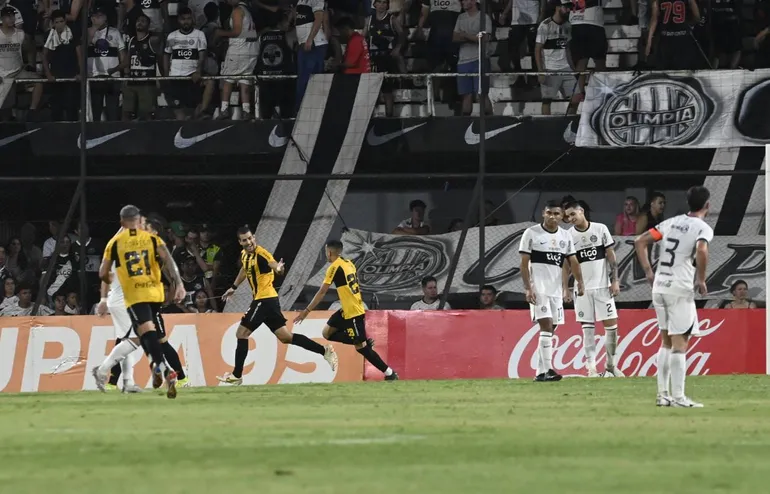Festejo de Raúl Cáceres y sus compañeros tras el gol de Guaraní
