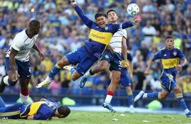Boca Juniors' defender Marcos Rojo () vies for the ball with San Lorenzo's defender Gonzalo Lujan during the Argentine Professional Football League Cup 2024 match at La Bombonera stadium in Buenos Aires on March 30, 2024. (Photo by ALEJANDRO PAGNI / AFP)