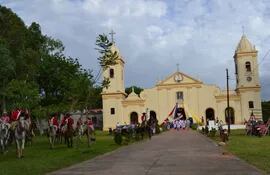 los-feligreses-paraguarienses-diariamente-se-reunen-en-el-templo-para-honrar-a-santo-tomas-el-santo-patrono--194734000000-1410390.jpg