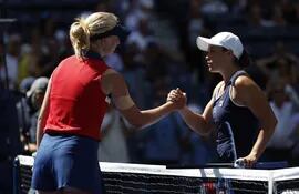 La australiana Ashleigh Barty (d) derrotó en segunda ronda del US Open a la danesa Clara Tauson.