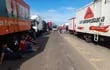 Fila de camiones en el Cruce Guaicá, en San Estanislao, un paso bloqueado por los manifestantes campesinos.