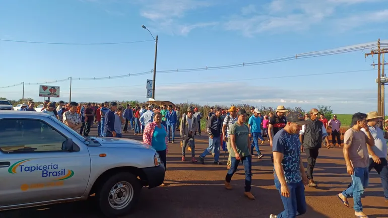 Los productores de mandioca se movilizaron en la zona del cruce Santa Fe, al norte del Alto Paraná, con cierres intermitentes de media calzada.