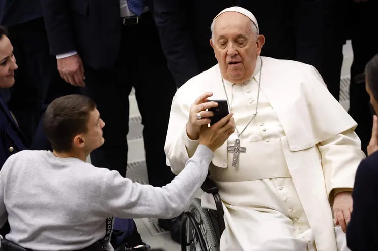Un feligrés muestra un móvil al papa Francisco durante la audiencia general semanal en El Vaticano este miércoles.