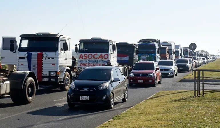 Camioneros llegaron hasta la Costanera de Asunción y dejaron sus transportes en uno de los carriles de la calzada.