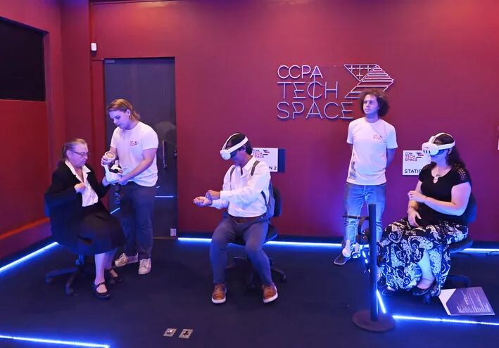A través de los visores de realidad virtual, los estudiantes del CCPA podrán acceder a recorrer distintas ciudades de Estados Unidos, visitar museos y más.