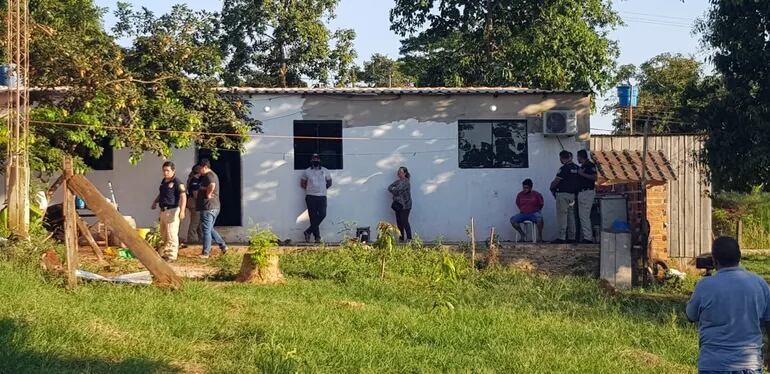 Una de las casas allanadas en el barrio Remansito de Ciudad del Este en prosecución a la investigación por el asalto.