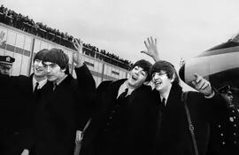 Fotografía tomada el 7 de febrero de 1964 que muestra a los integrantes de la banda inglesa, John Lennon, Ringo Starr, Paul McCartney y George Harrison llegando al aeropuerto John F Kennedy en Nueva York.