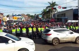 Manifestantes marcharon por Eusebio Ayala contra el supuesto fraude electoral.