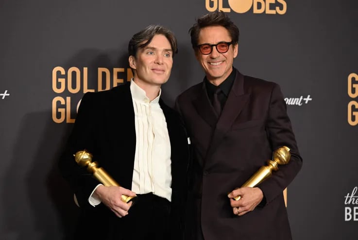 Cillian Murphy y Robert Downey Jr. posan con sus Globos de Oro al mejor actor en drama y mejor actor secundario, respectivamente, por "Oppenheimer".
