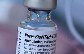 Primer plano de un frasco con la vacuna contra el COVID-19 de Pfizer-BioNTech.