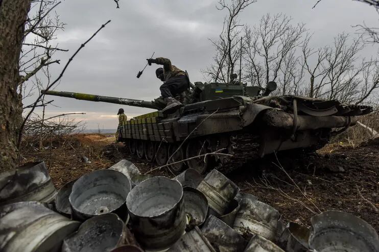 Un soldado ucraniano sale de un tanque T-72  en la región de Donetsk.