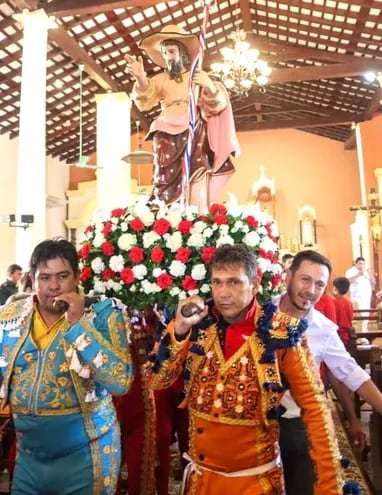 Toreros y el intendente Marcelo Simbrón (ANR) llevan en andas la imagen del patrono Santo Tomás Apóstol.