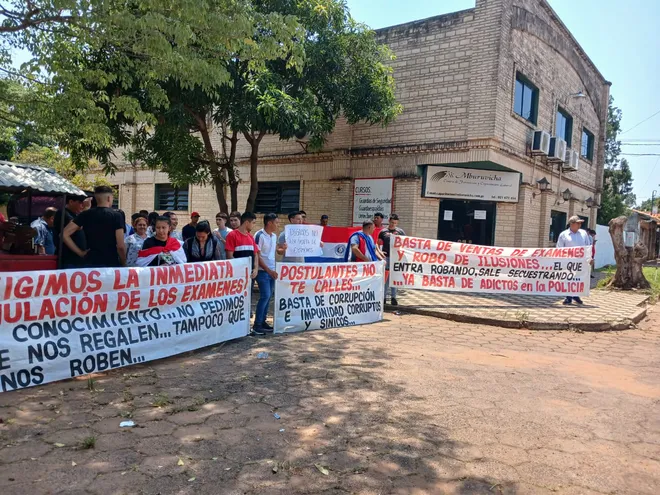 Aspirantes a policías y sus familiares protestaron esta mañana y recabaron más denuncias sobre supuesta filtración de temas que iban a ser incluidos en un examen en la Academia de Policía "Gral. José E. Díaz" de Luque.