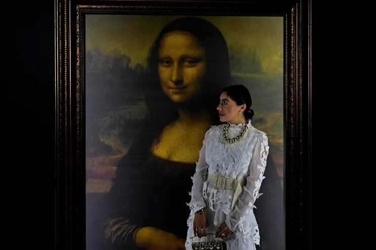 Una mujer posa junto al retrado de Lisa Gherardini, esposa de Francesco del Giocondo, conocida como la Mona Lisa o La Gioconda, en la exposición DaVinci Experience en Mexico.