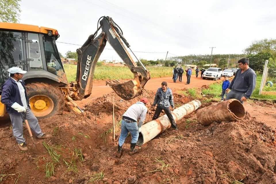 Operario de la Gobernación de Caazapá realizando la colocación de los tubos de hormigón armados en las bocacalles del Asentamiento Roque Sarubbi