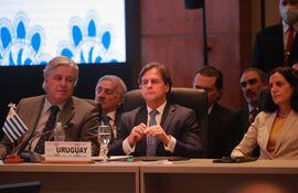 El presidente de Uruguay, Luis Lacalle Pou (centro), expresó que su gobierno insistirá en negociar un Tratado de Libre Comercio con China. Fue hoy en la Cumbre del Mercosur, en la Conmebol.