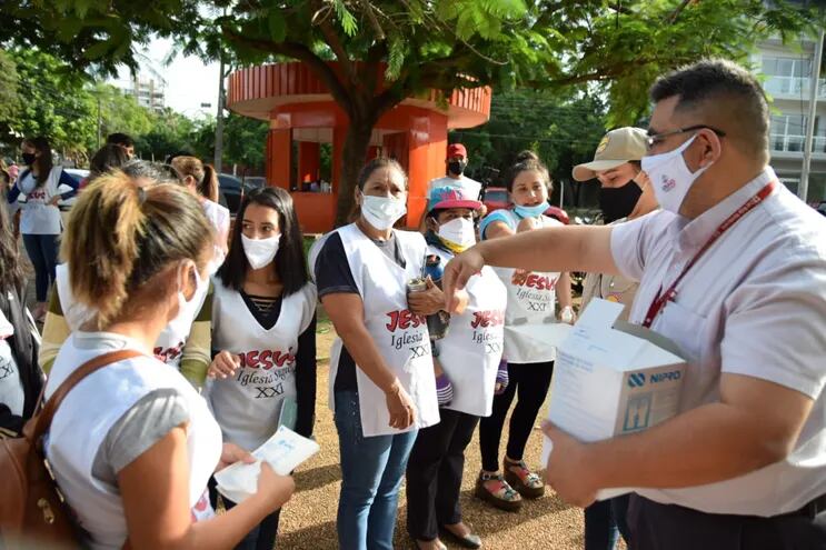 Jorge Martin, coordinando acciones de una campaña anti-dengue con un grupo de jóvenes voluntarios de Encarnación.